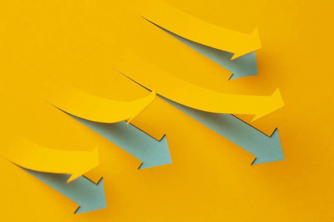 Hochwinkelaufnahme einer Präsentation von Wachstumsstatistiken mit Pfeilen