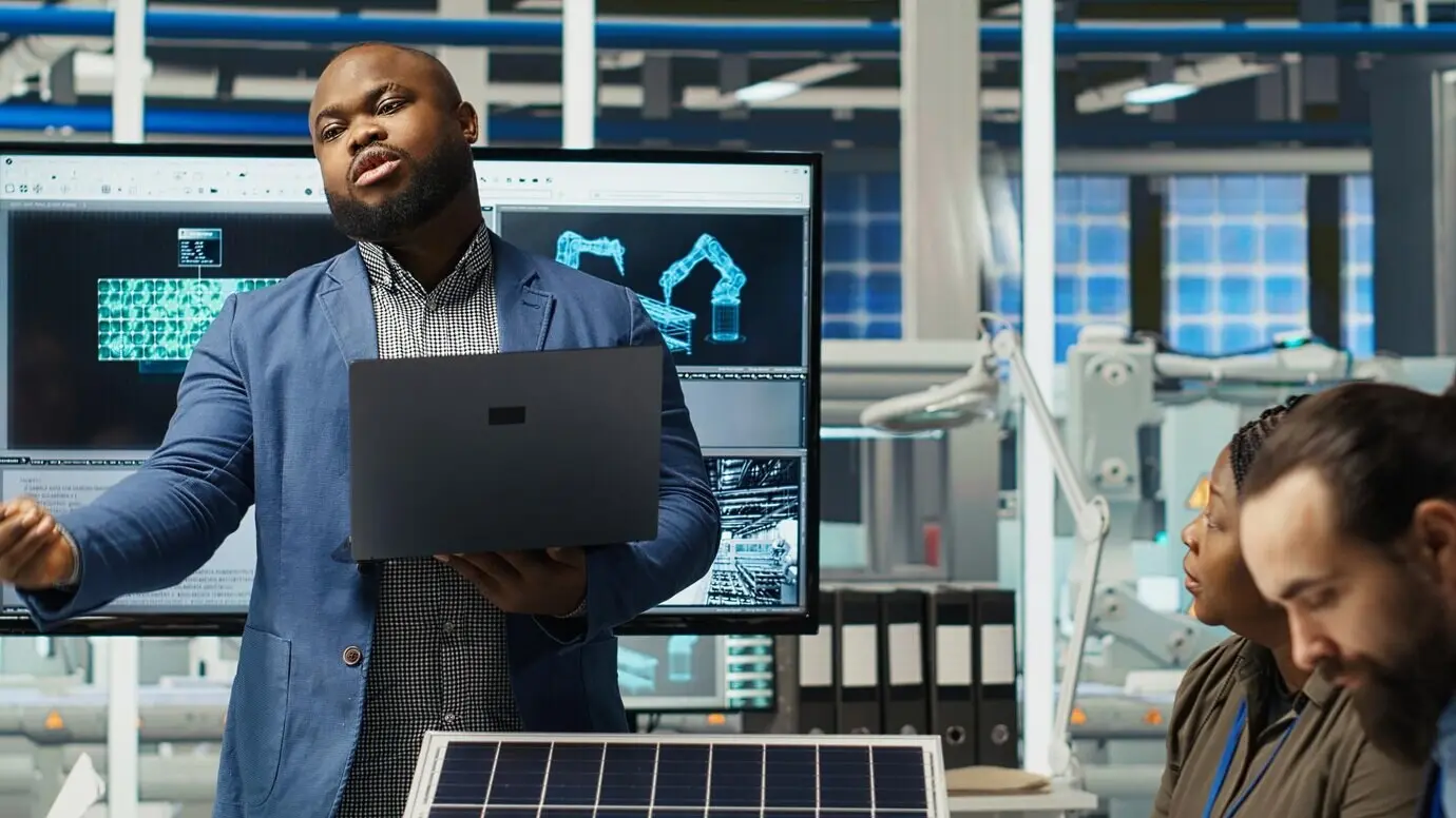 Forscher einer Photovoltaikanlage führen eine Leistungsanalyse an Solarzellen durch.